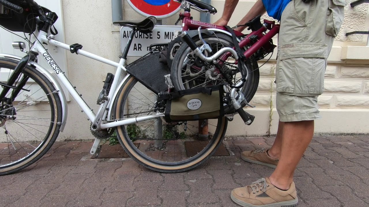 Vidéo montrant comment transporter un vélo pliant Brompton à vélo avec une sacoche Bakkie