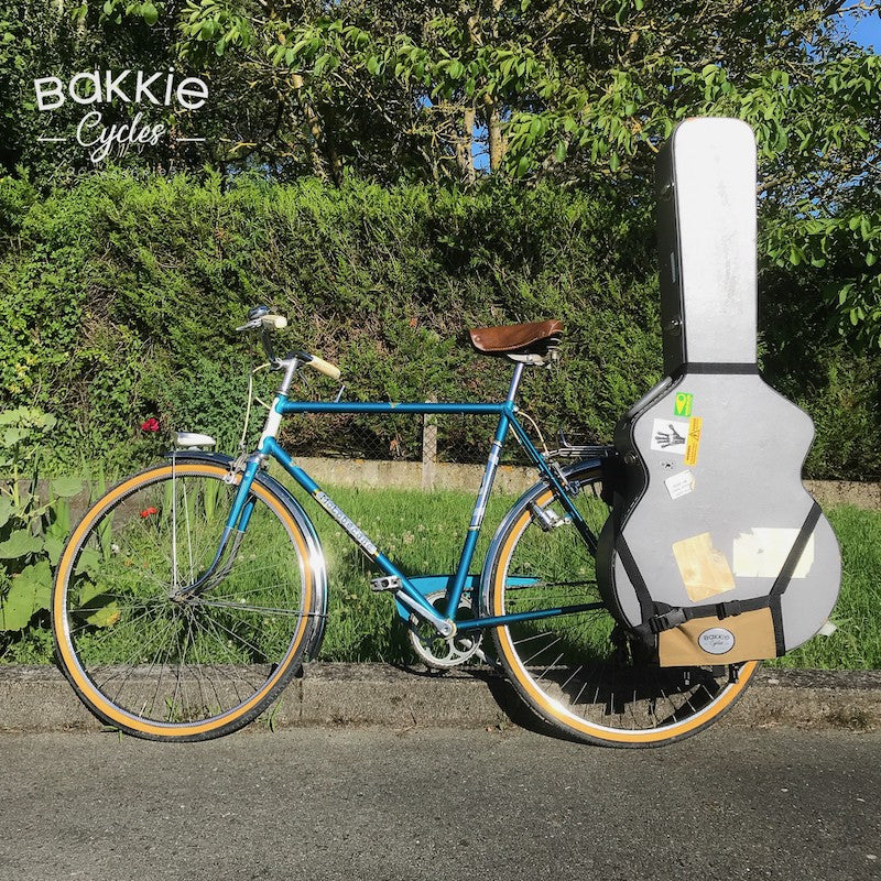 Photo d'un vélo vintage transportant une guitare