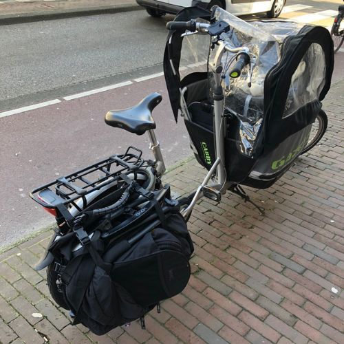 Een Yoyo-kinderwagen per fiets vervoeren