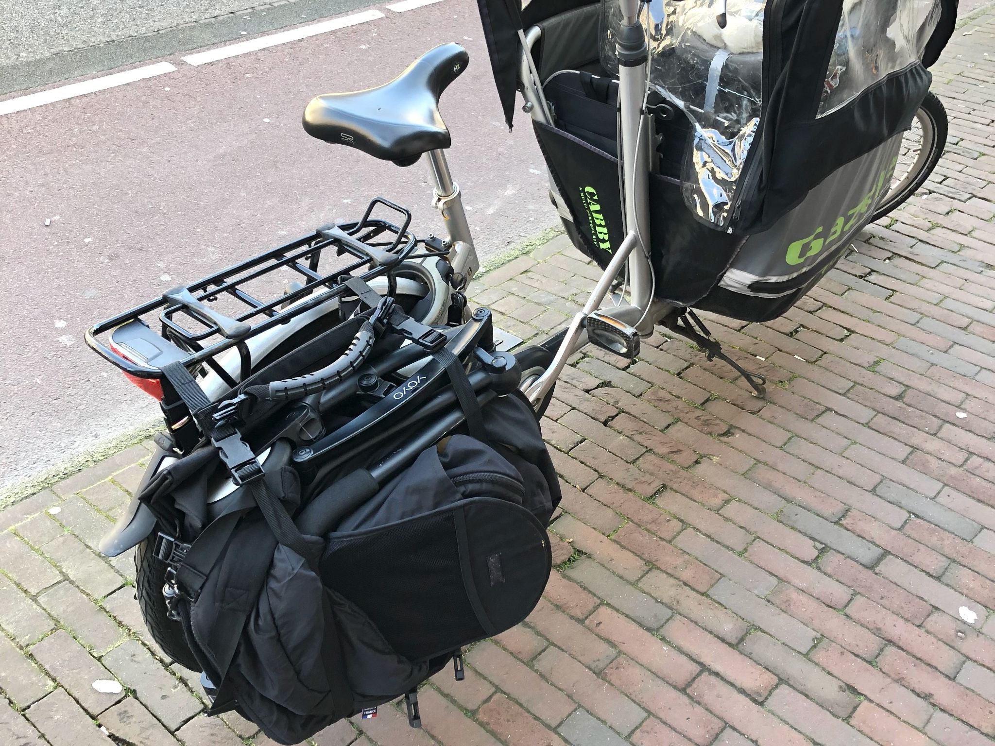 Einen Kinderwagen mit dem Fahrrad transportieren mit den Fahrradtaschen von Bakkie Cycles
