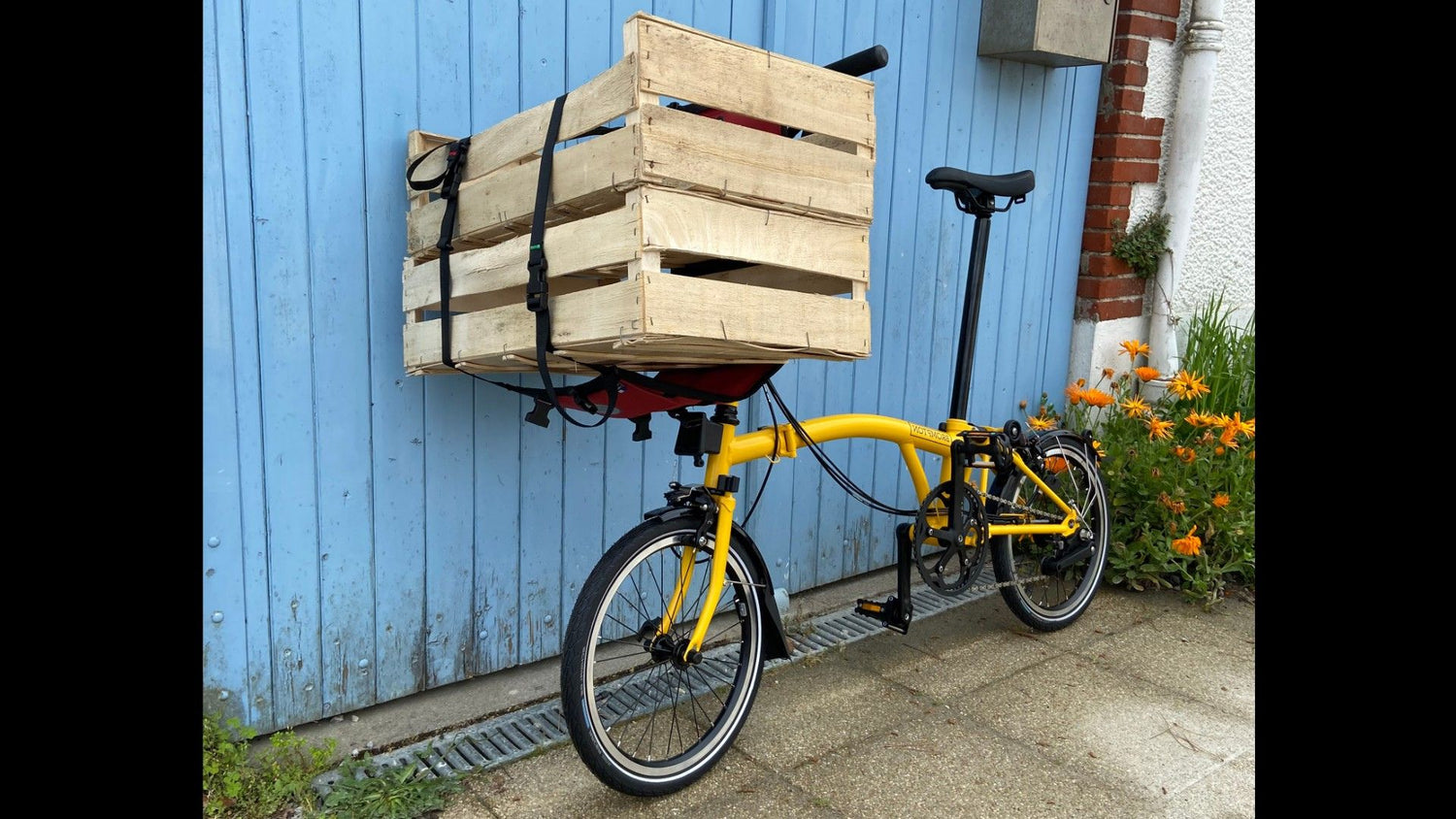 Transportar una caja en bicicleta