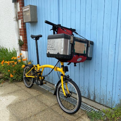 Transportar una caja en bicicleta