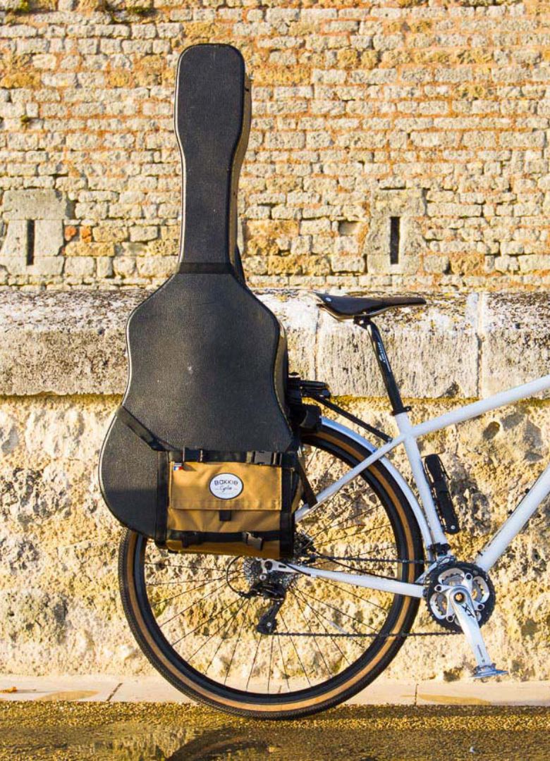 Transportar una guitarra en bicicleta