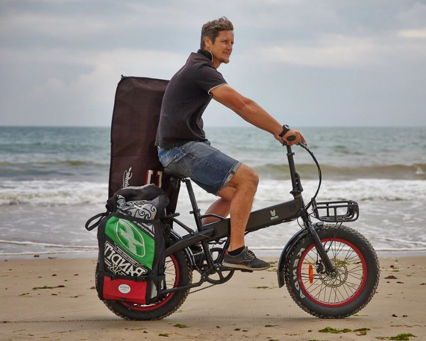 Transport eines Kitesurfs mit dem Fahrrad und Bakkie