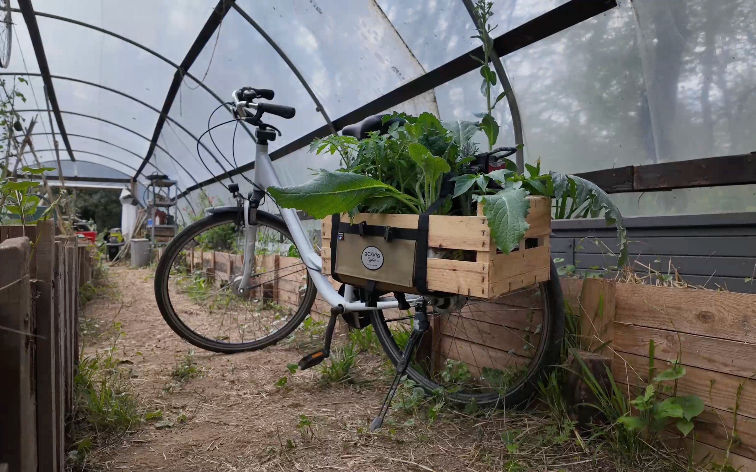 Sacoche vélo Bakkie Cycles transportant une cagette sur un porte-bagage