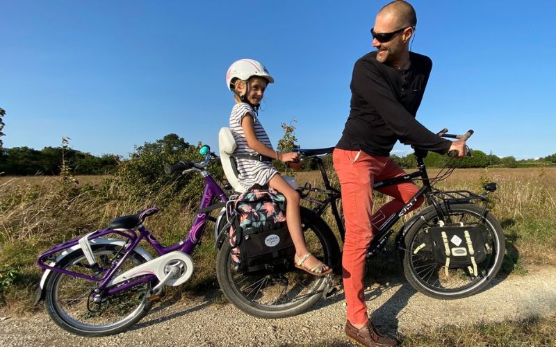 Het slepen van een kinderfiets