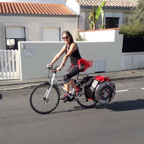 Eine Flasche mit dem Fahrrad transportieren