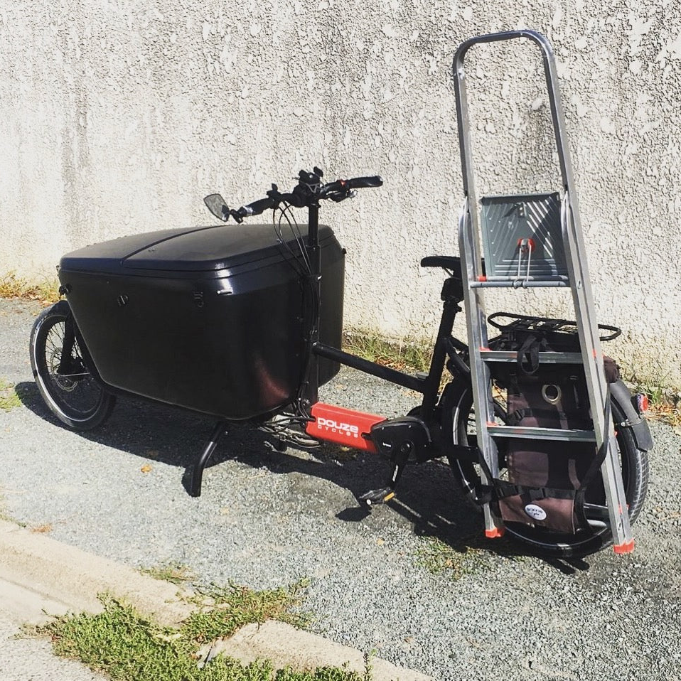 Transporter un escabeau à vélo