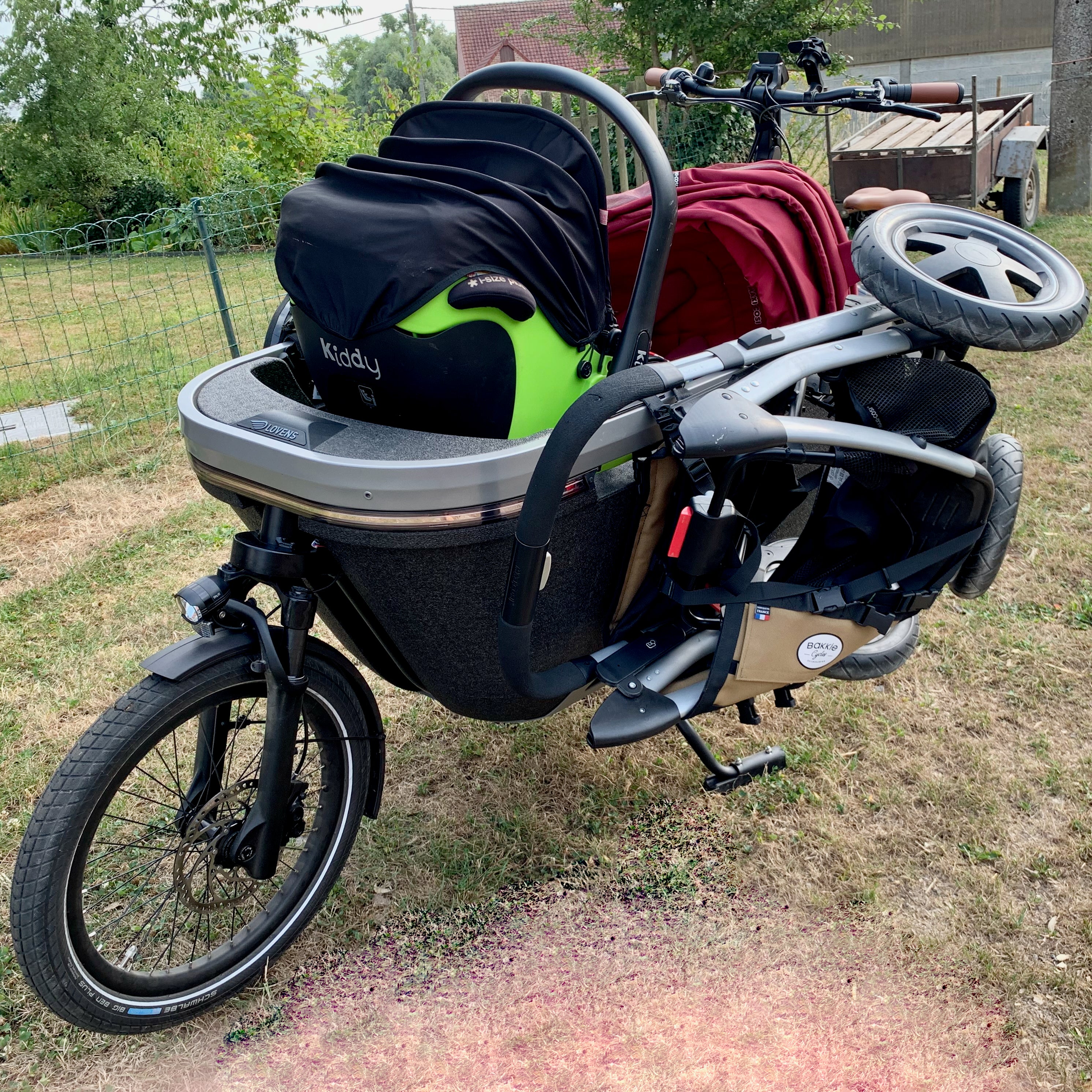 Transporter une poussette en vélo