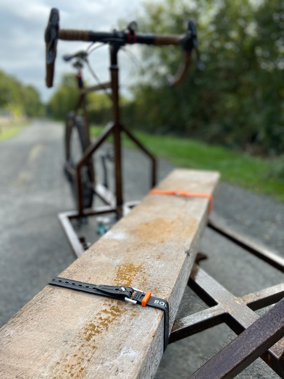 Sangle vélo FixPlus pour transporter un chargement sur un vélo cargo artisanal