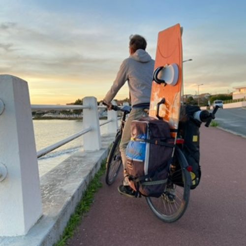 Transporte de un kitesurfista en bicicleta