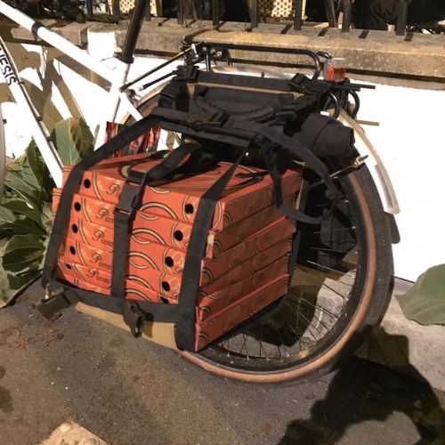 Transporter plusieurs pizzas à vélo