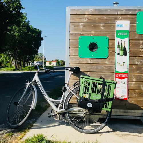 Trasportare una cassa di bottiglie in bicicletta